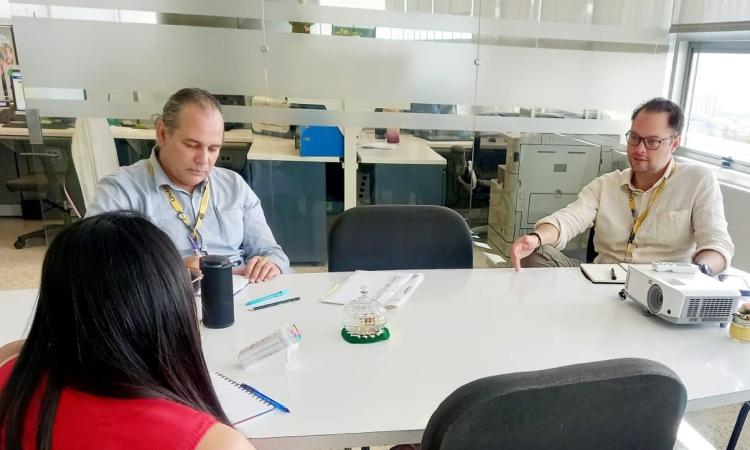 Visita del Máster Carlos Alvarenga Director de Radio COMUNICA a la Dirección de Cultura