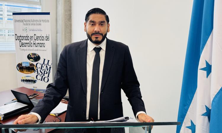 Leonardo Euceda Amaya defendió con éxito su tesis doctoral, investigación que fue asesorada por el Dr. Augusto Serrano López