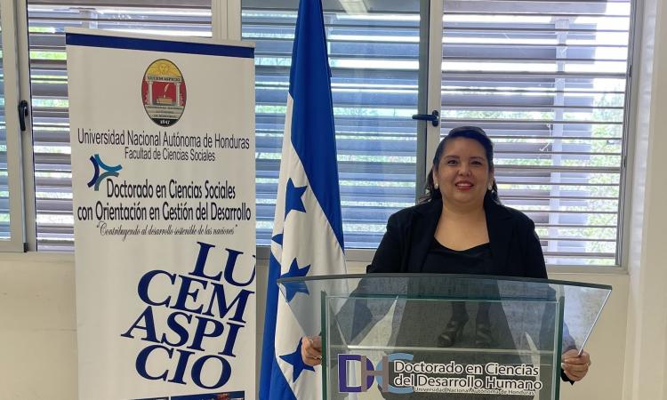  Zenia Isela Webster Orellana defendió con éxito su investigación, trabajo que fue dirigido por la Dra. Margarita Oseguera