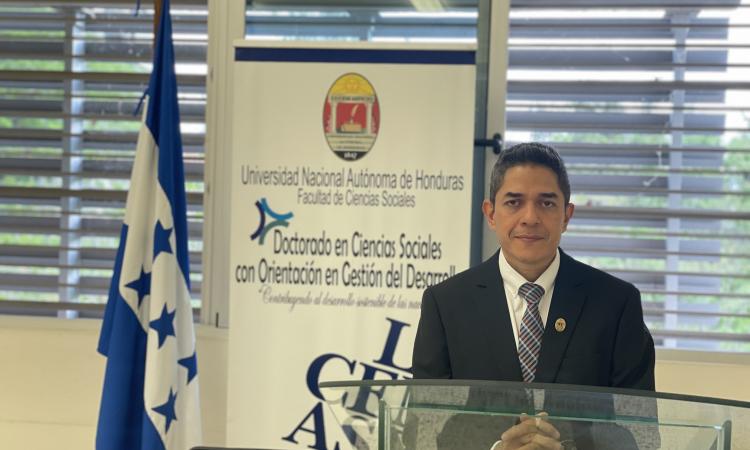 Elmer Orleni Fernández Herrera defendió con éxito su investigación, trabajo que fue dirigido por la Dra. María del Pilar López