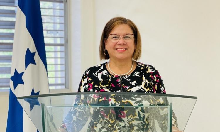 Juana Martina Lobo Saá defendió con éxito su investigación, trabajo que fue dirigido por el Dr. René Antonio Noé