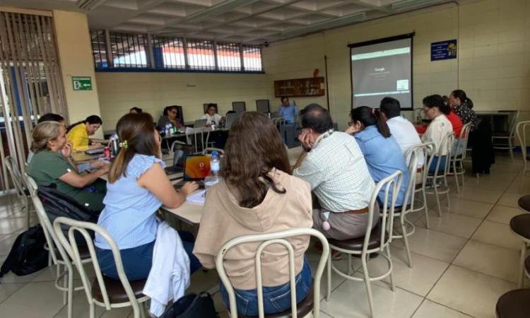 Taller de Redacción Académica fortalece competencias docentes en Odontología 