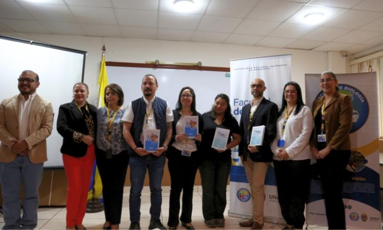 Carrera de Biología presentó dos manuales clave para fortalecer la enseñanza científica en Honduras