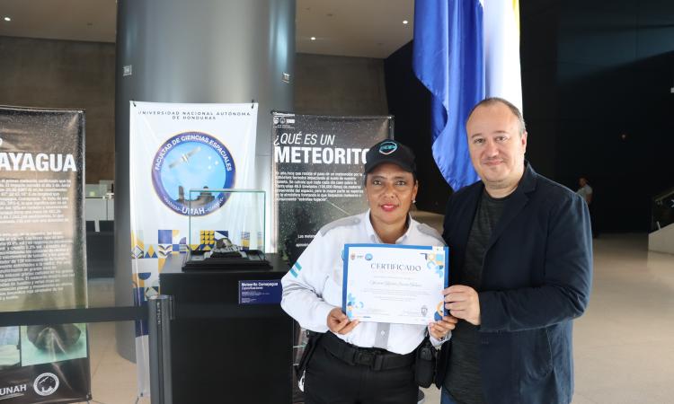 FACES - UNAH reconoce labor de oficial de seguridad durante exhibición del Meteorito Comayagua