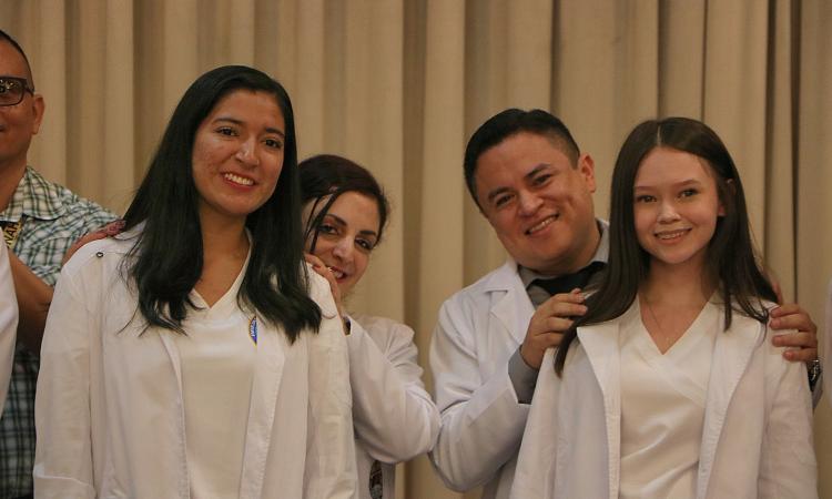 Investidura de Batas Blancas marca el inicio de la etapa clínica para 114 estudiantes de Medicina en la UNAH