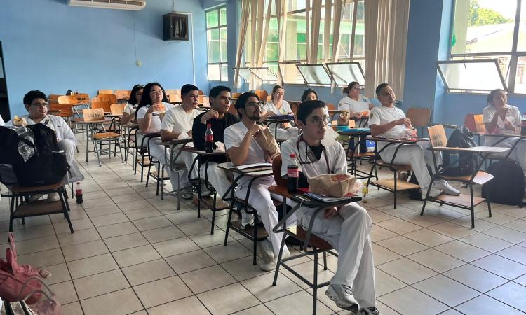 Estudiantes de medicina reciben capacitación en detección temprana de cáncer infantil