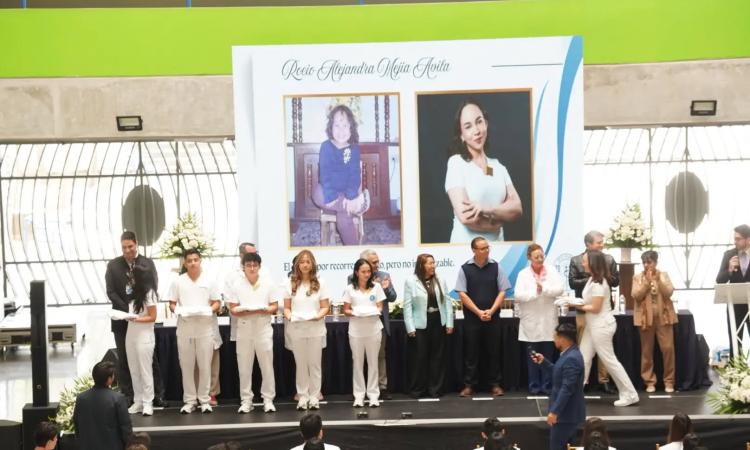 Futuros médicos reciben la Bata Blanca en emotiva ceremonia