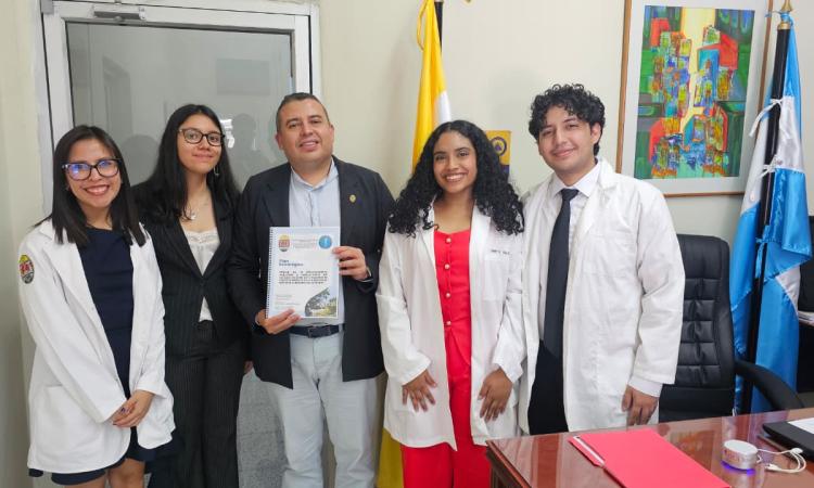 Estudiantes entregan plan estratégico a Decanatura FCM