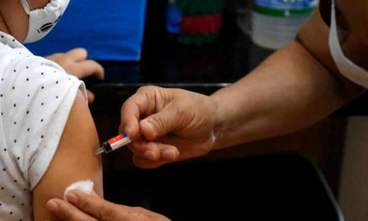 Pediatra insta a vacunar niños contra la COVID 19 por un seguro retorno a clases