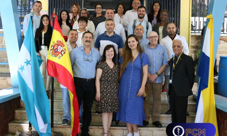 Con donación de simuladores, representantes de la Universidad de Málaga visitan la FCM