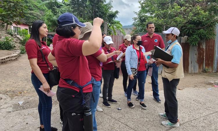 Maestrandos recorren Barrio el Chile en Tegucigalpa