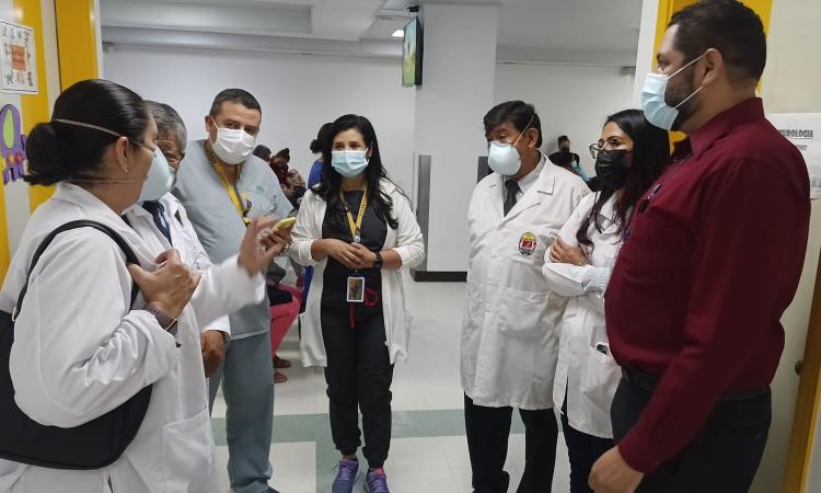 Pares evaluadores recorren espacios de práctica de estudiantes de medicina en Hospital Escuela