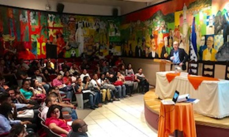 Director de FLACSO Honduras imparte conferencia Teoría e historia de la identidad hondureña.