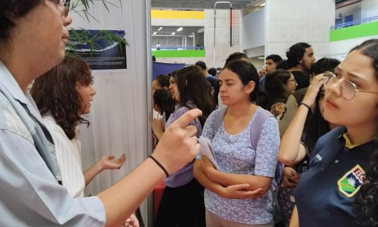 "Filosofía viva: inspiración y pensamiento crítico en la feria vocacional UNAH 2025"