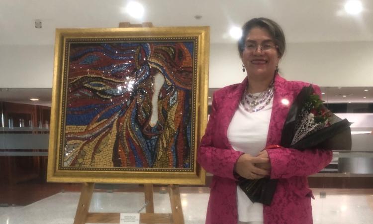 Directora de la JDU…  destaca su talento artístico