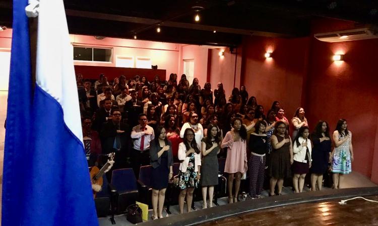 Estudiantes de la Práctica Profesional Supervisada toman su examen del Himno Nacional