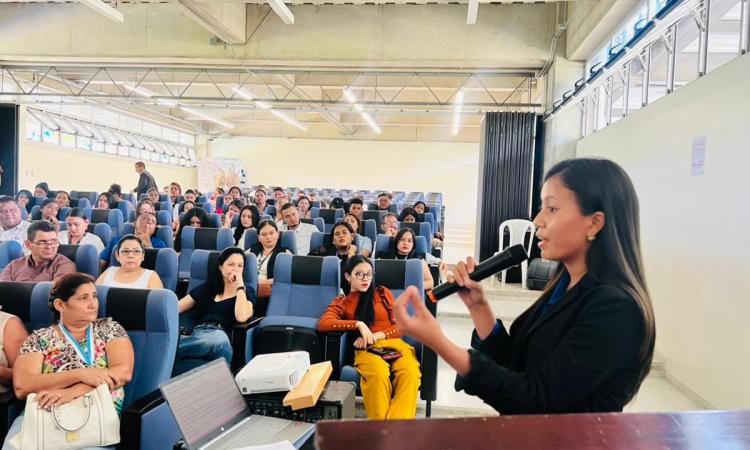 Exitoso foro realizado por Estudiantes CRAED Juticalpa, Olancho
