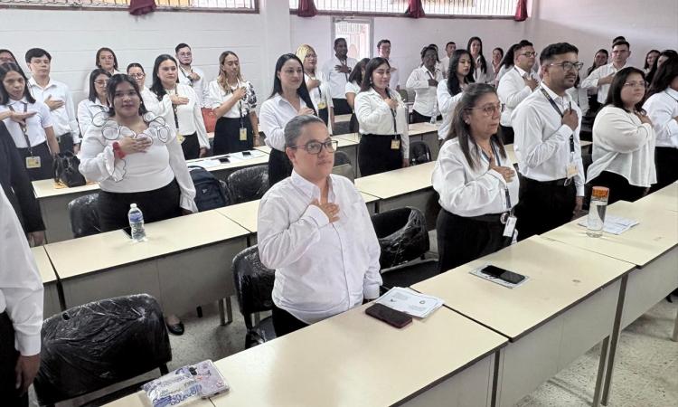  Estudiantes de la Carrera de  Pedagogía y Ciencias de la Educación culminan su formación académica con el examen del Himno Nacional de Honduras
