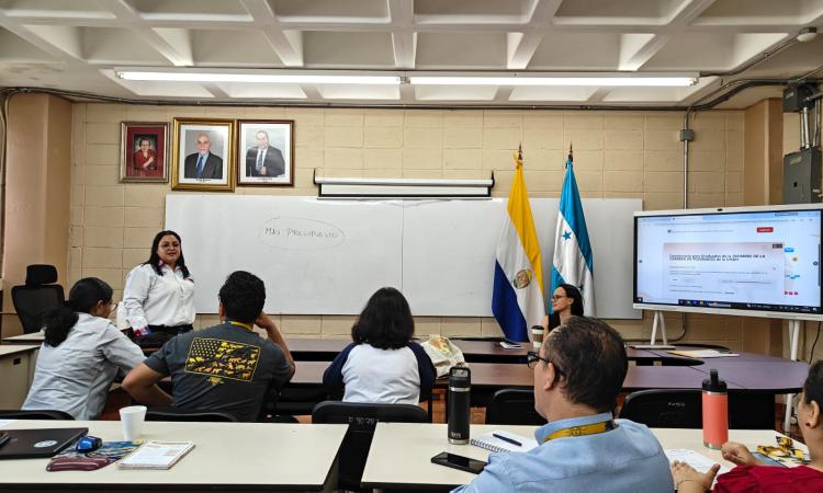 Coordinaciones de posgrado de la Facultad de Ciencias de la UNAH participan en taller para fortalecer sus procesos de seguimiento a graduados