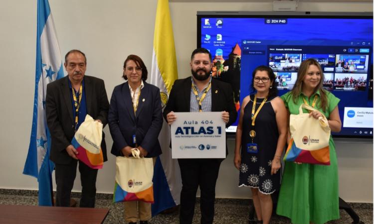 La UNAH inaugura la primera aula equipada con inteligencia artificial del país
