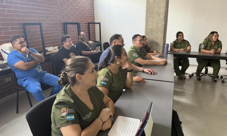 Especialista mexicano en Rehabilitación Oral comparte conocimientos sobre odontología digital en UNAH Campus Cortés