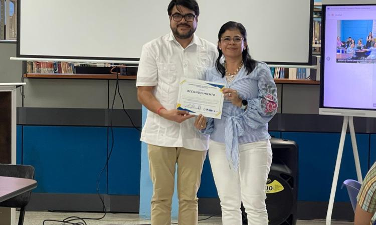 Director de UNAH Campus Choluteca brinda reconocimientos a docentes y estudiantes
