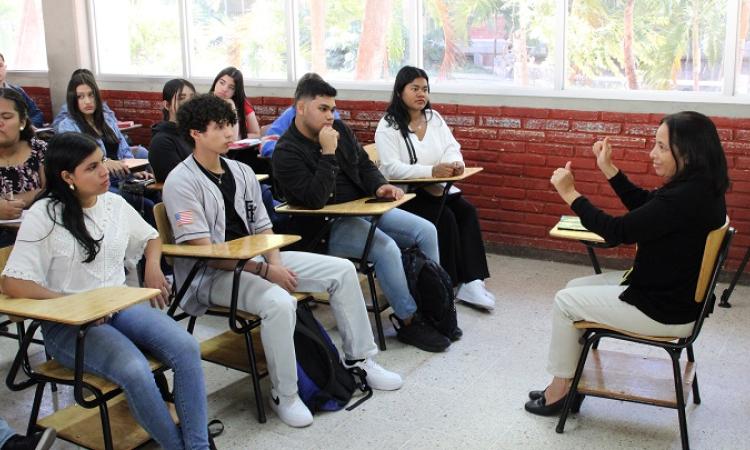 Prosene apoya a estudiantes con discapacidad auditiva que inician su vida académica en la UNAH