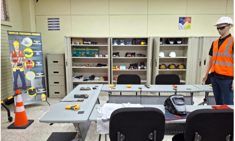 UNAH Campus Cortés recibe nuevo equipo de laboratorio para Ingeniería Industrial