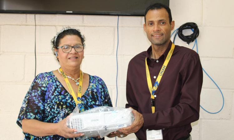 UNAH Campus El Paraíso entrega kits y equipo tecnológico a docentes