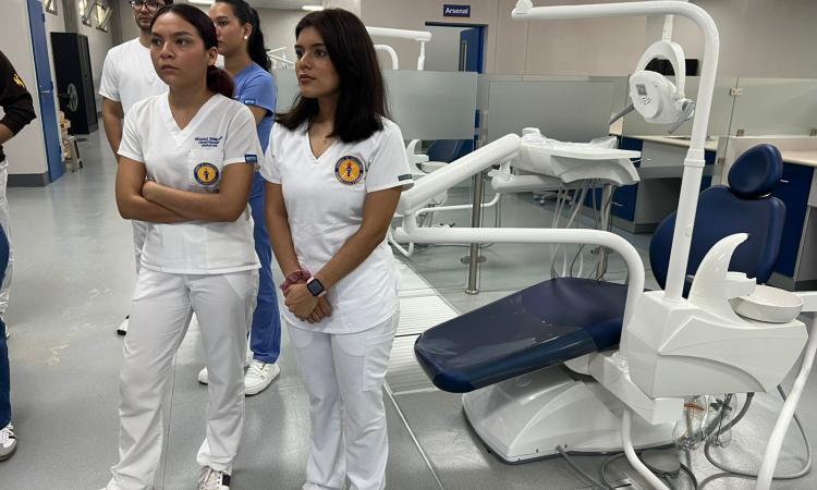Instalan primeras sillas odontológicas con tecnología de punta en UNAH Campus Cortés