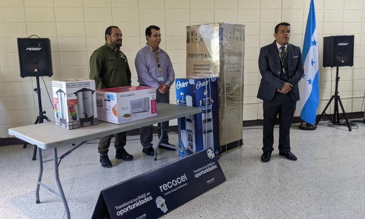 UNAH y Recacel fortalecen a la Facultad de Ingeniería con entrega de aparatos eléctricos