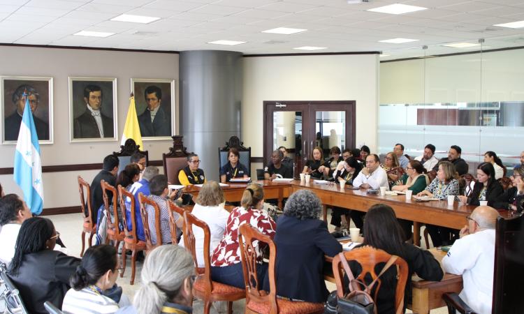 Autoridades trabajan en un plan de transformación de la Carrera de Medicina  