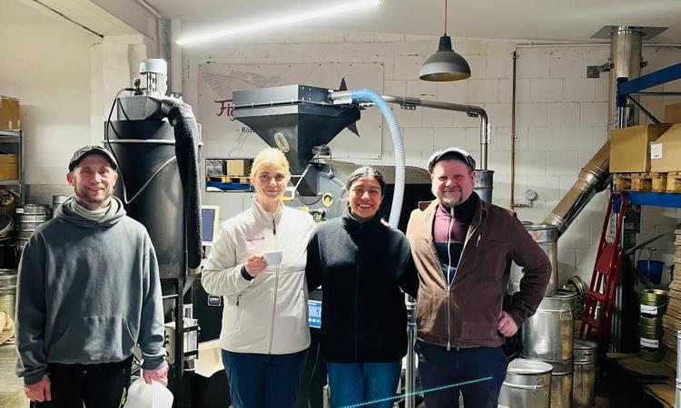 Estudiante de UNAH Campus Comayagua realiza práctica profesional en tostadora de café alemana