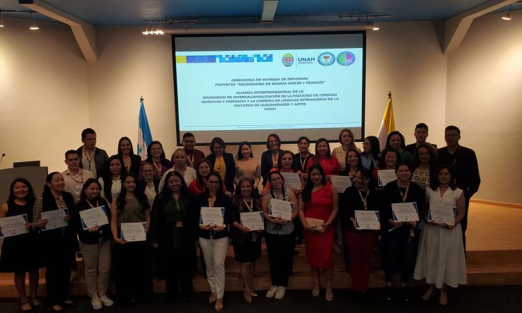 Clausuran proyecto piloto que capacitó a más de 50 docentes y personal administrativo en los idiomas francés e inglés 