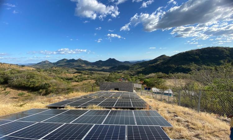 IIE-UNAH participó en proyecto de electrificación que benefició a 40 viviendas 