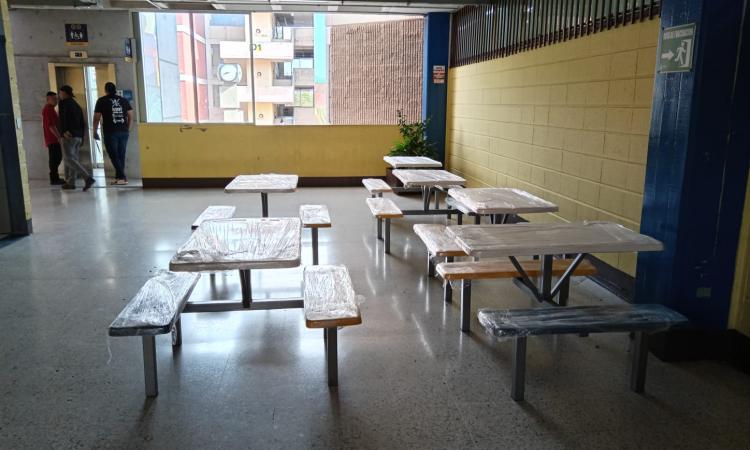 UNAH acondiciona espacios de descanso con nuevo mobiliario