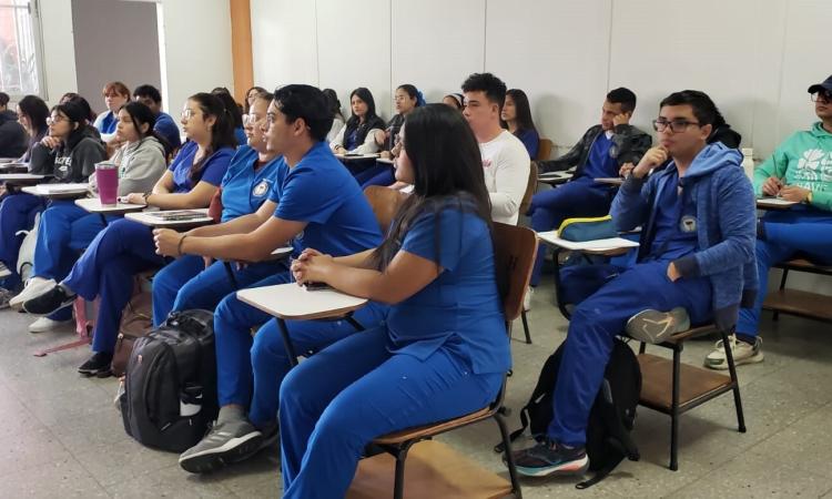 Facultad de Química y Farmacia fomenta el desarrollo académico con conversatorio sobre becas internacionales