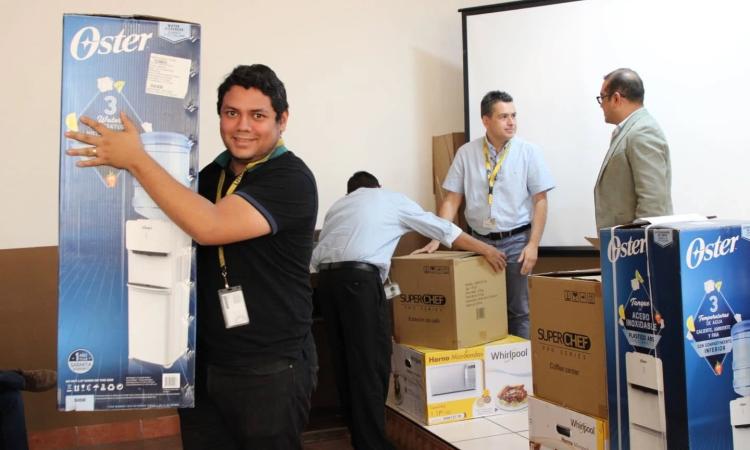 Docentes de la Facultad de Ciencias reciben mobiliario y aparatos eléctricos