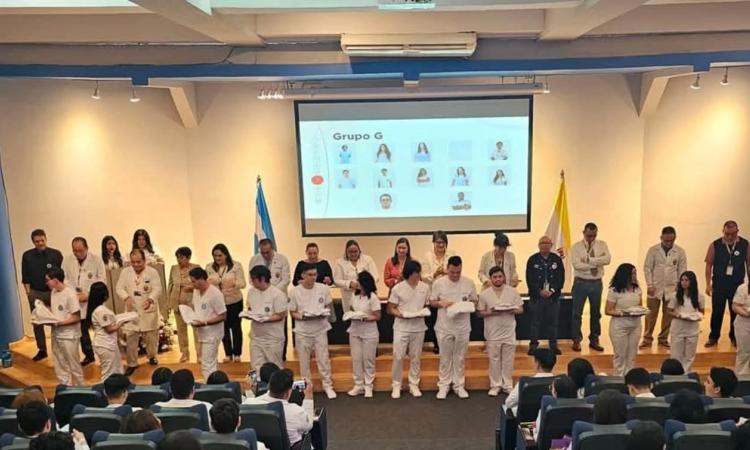 Alrededor de 130 estudiantes de cuarto año de la Carrera de Medicina reciben sus batas blancas 