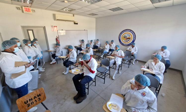 Estudiantes de UNAH Campus Choluteca realizan cata de jugo de frutas y vinos