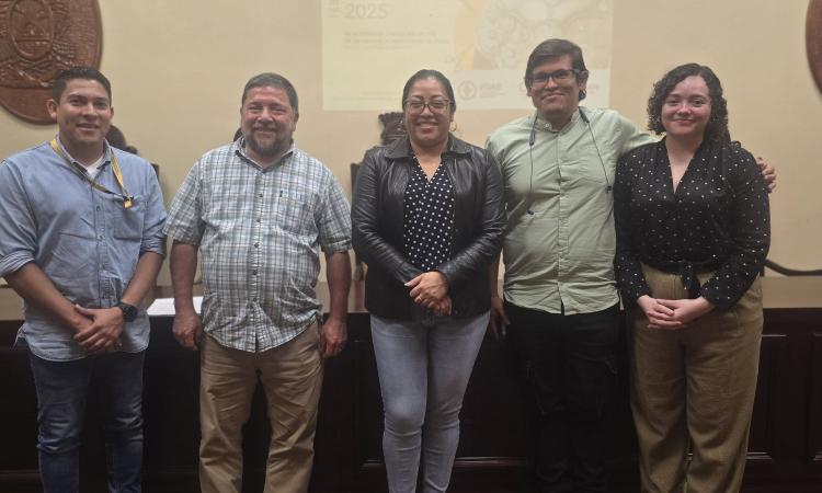 CAC-UNAH recibe valioso Fondo Documental de la primera mujer graduada de la Carrera de Medicina 