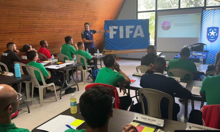 FIFA delega a docente de la UNAH como instructor de curso de árbitros en Puerto Rico