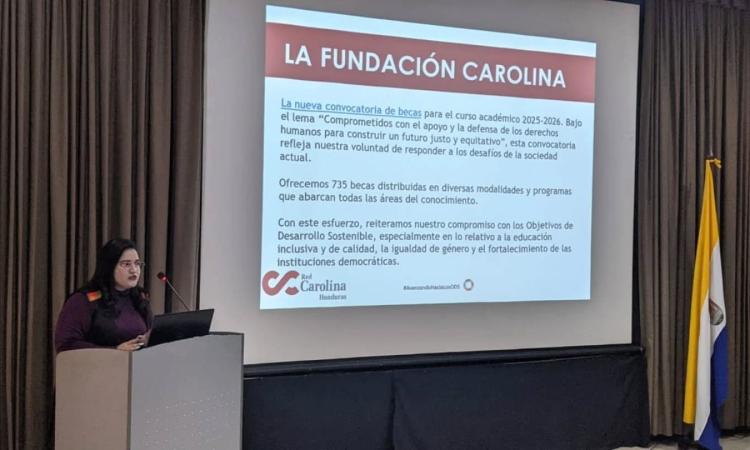 Estudiantes de la UNAH reciben charla sobre becas para estudiar en España