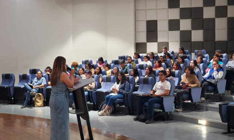 Estudiantes de la Facultad de Humanidades y Artes reciben orientación para aplicar a becas internacionales 