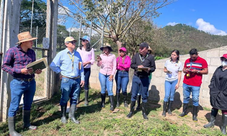 Estudiantes del Sistema de Educación a Distancia El Paraíso realizan gira por la Granja Porcina El Carrizal