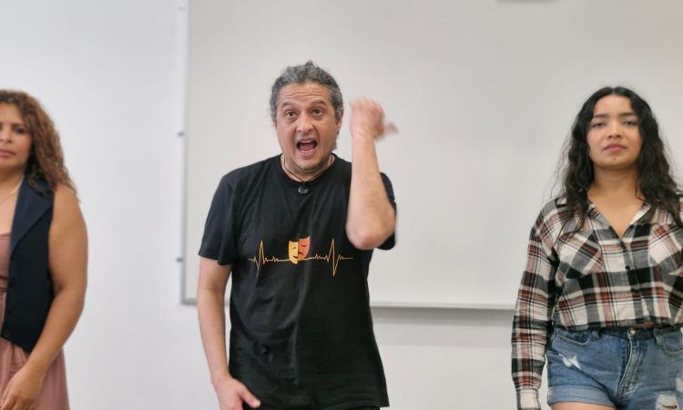 Integrantes de la Liga del Debate de la UNAH reciben charla sobre impostación de voz