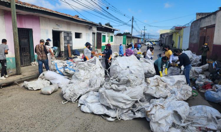 Estudiantes voluntarios realizan jornada de limpieza en vivienda con acumulación excesiva de plásticos