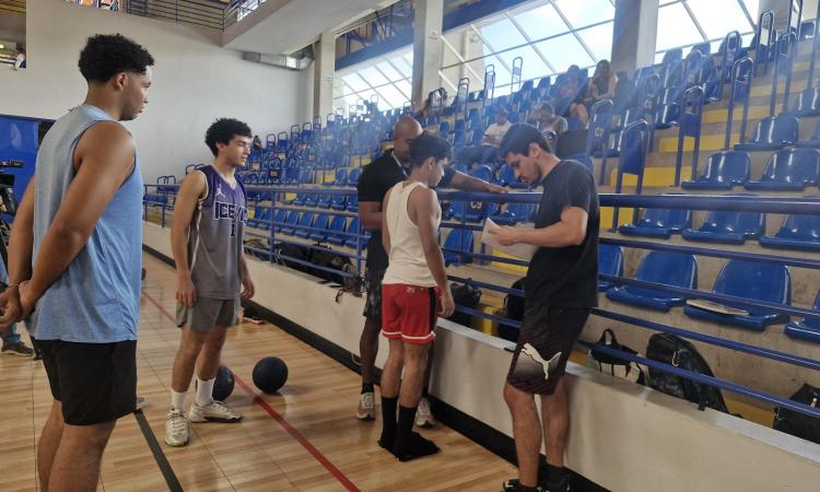 Atletas de baloncesto y volibol se someten a pruebas de medición para obtener un mejor rendimiento deportivo 