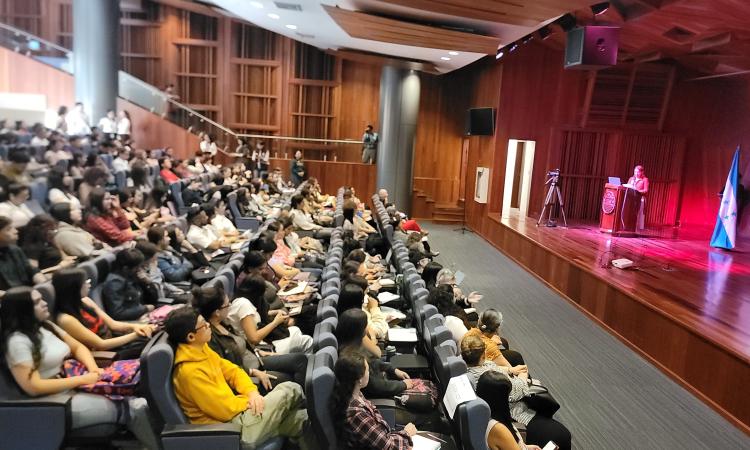 Profesionales de América abordan los desafíos del trabajo social ante la crisis migratoria y el regreso de Trump