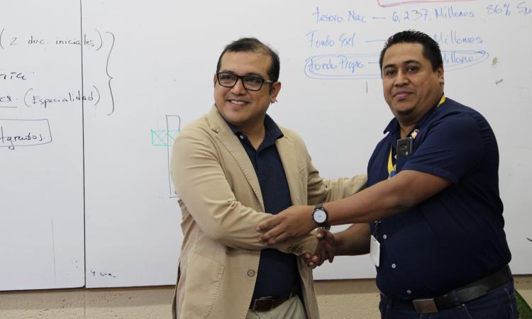 Facultad de Ciencias entrega equipo tecnológico al Técnico Universitario en Metalurgia y al IIE